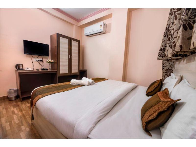 Hotel Bleue Mont Varanasi Exterior photo
