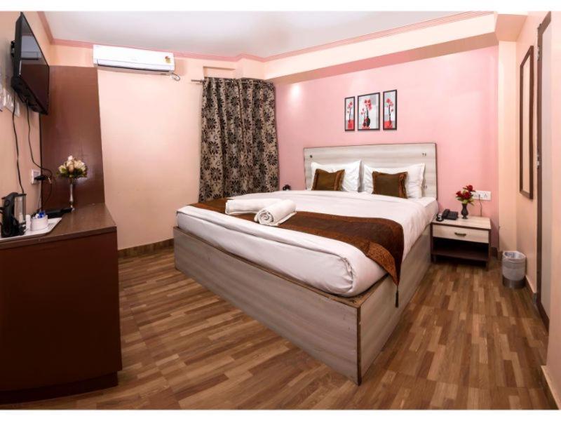 Hotel Bleue Mont Varanasi Exterior photo