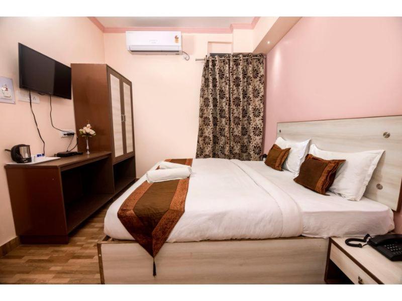 Hotel Bleue Mont Varanasi Exterior photo
